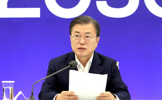 문재인 대통령이 27일 청와대에서 2050 탄소중립 범부처 전략회의를 주재하고 있다. [연합뉴스]